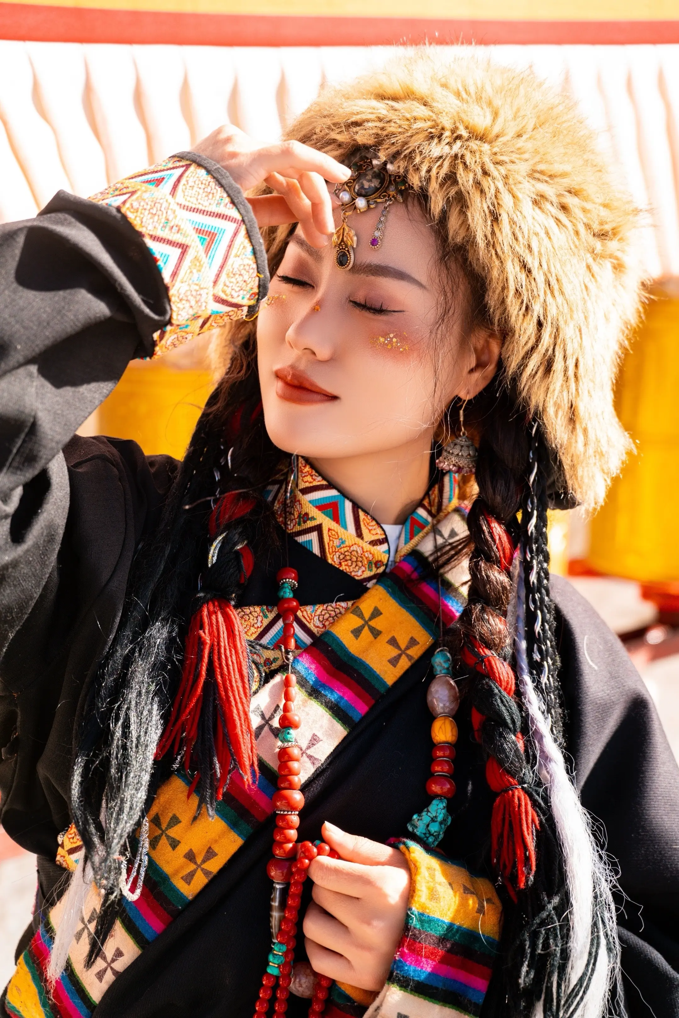 不要去嘲笑一个有信仰的人 因为他双手合十的祈祷里有你 不要去贬低任何修...