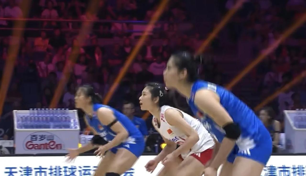 女排亚锦赛半决赛，
中国女排大比分3：0胜伊朗女排，
三局比分为25：22，25