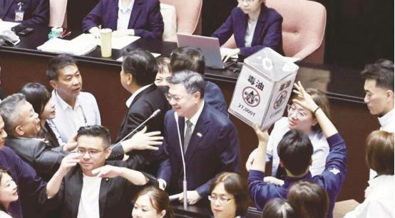 就在刚刚，

台湾省新北市长侯友宜发表声明，

7月15日，针对卓荣泰称“治癌油