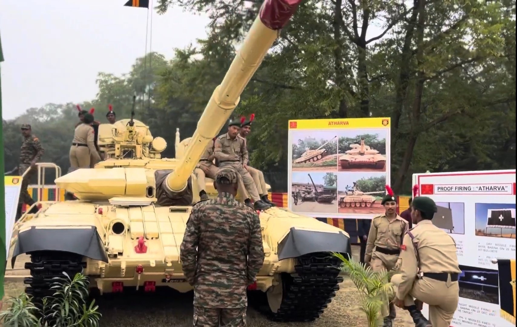 印度再次展示了使用T-90S炮塔升级的T-72M1主战坦克（图1），就是直接将T