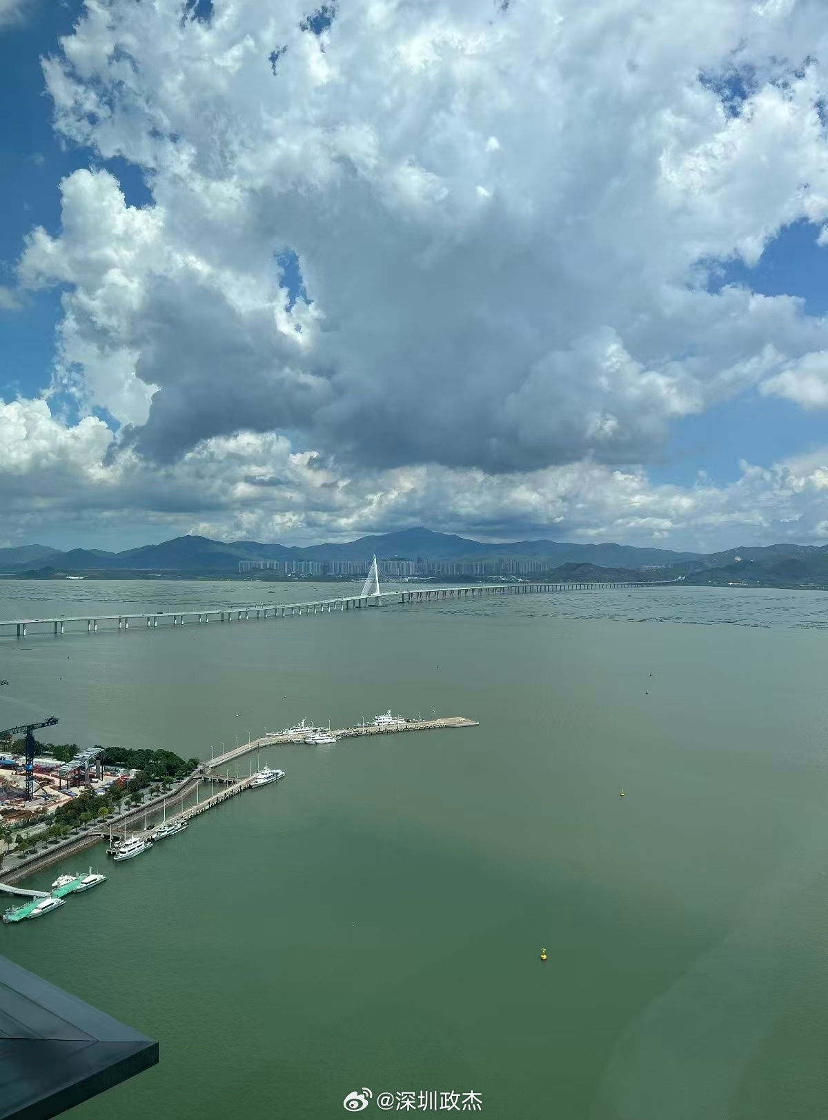 半岛城邦三期172平4+1房3650万成交，单价21.2万，高楼层。海景价格又涨