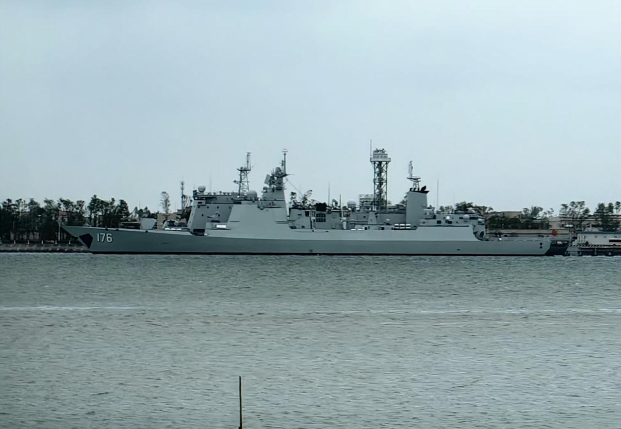 5日跟福建舰一起入役的新批次052D型176娄底舰，还有055型109东莞舰和其