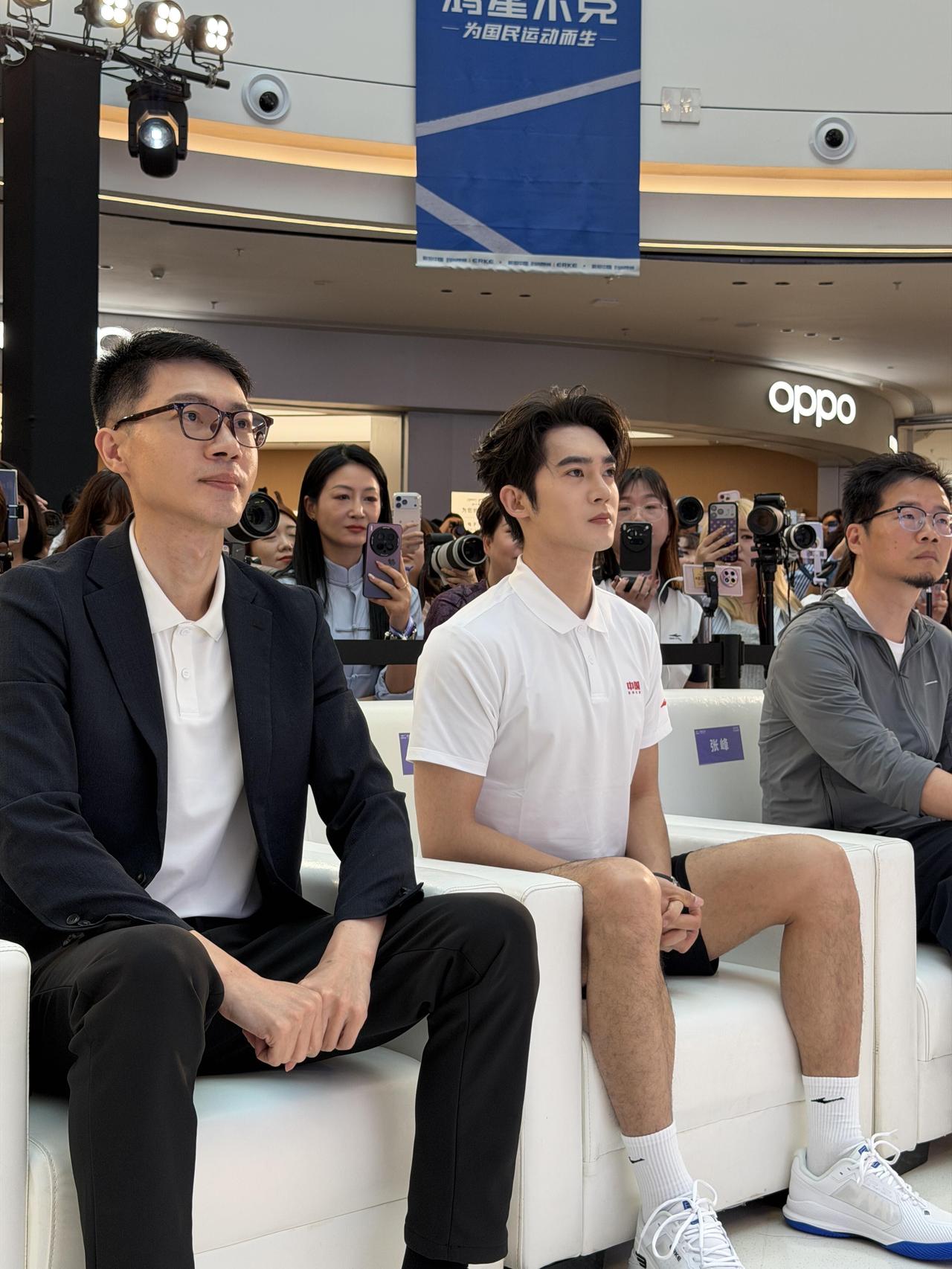 又新认识了一位顶级综合的运动员，奇瑞的眼光真不错，挖掘了于适！
别人都是长袖长裤