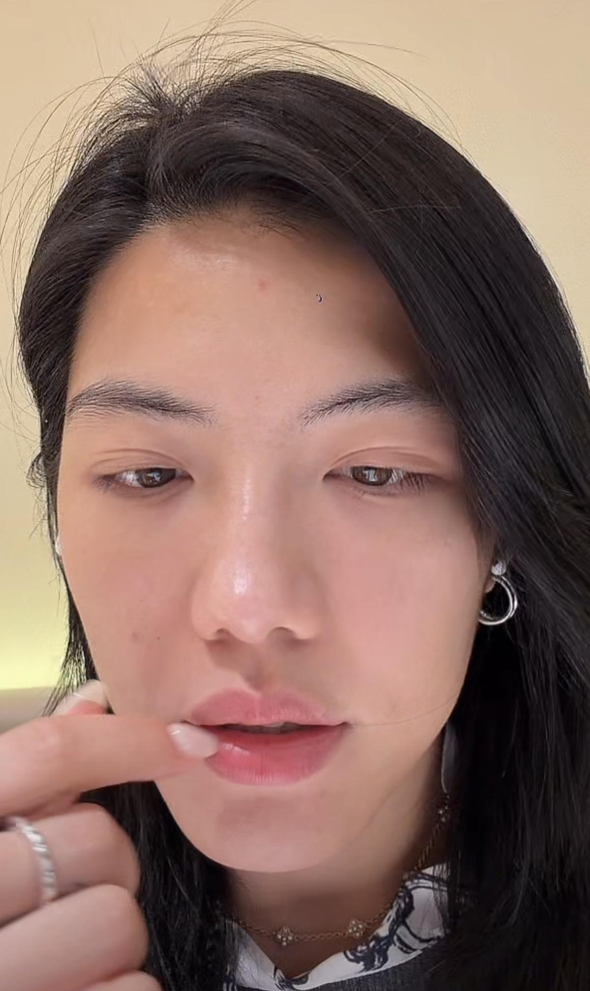 丧彪胡予安看脸一米八，实际一米五，直播间感谢她老板，很善良，很懂感恩的一个女孩。