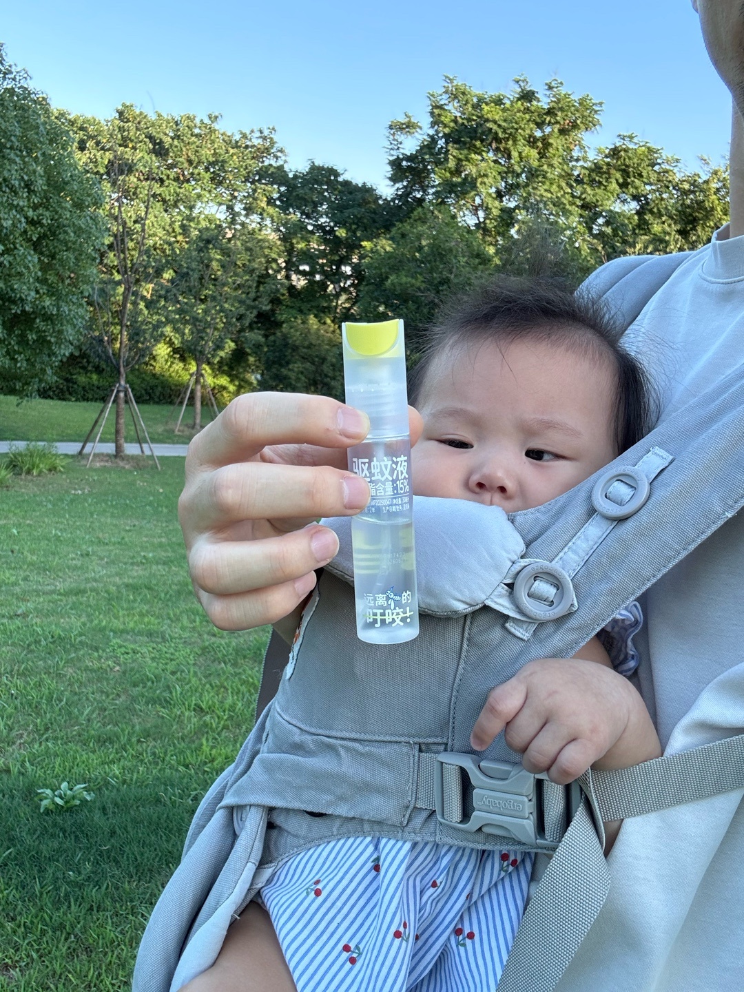 没有这个驱蚊液，根本不敢带宝宝来户外。娃：爸爸，你这是准备让我当带货宝宝了吗？ 
