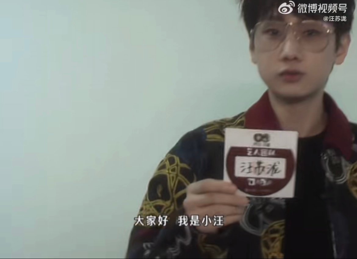 盼了两年的独家视角终于回归！镜头里的他，认真录歌时眼里有光，休息时搞怪耍宝笑料百