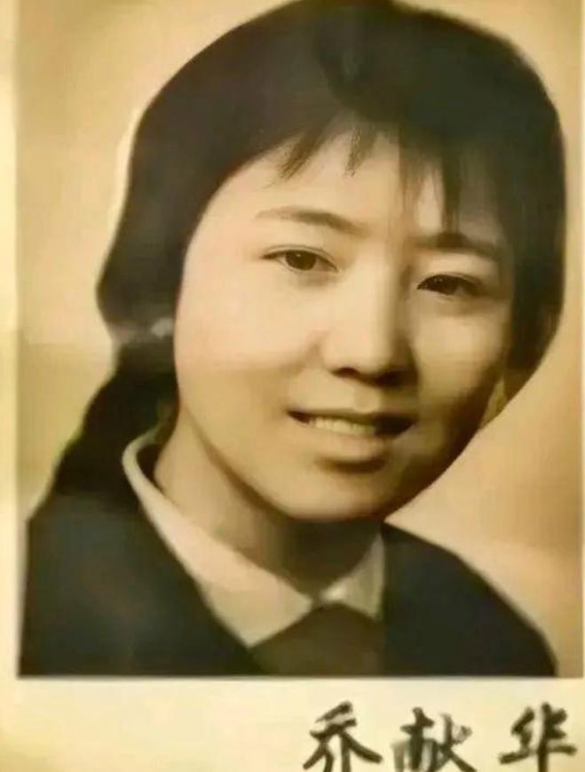1972年，泥瓦匠张复生娶了城里的女知青，晚上睡觉他发现妻子的腰变粗了。他以为妻