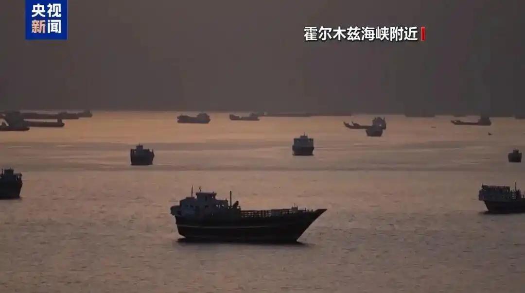 霍尔木兹海峡突发惊天变故！美军悍然突袭伊朗民用船只，5名无辜平民不幸丧命，港口多