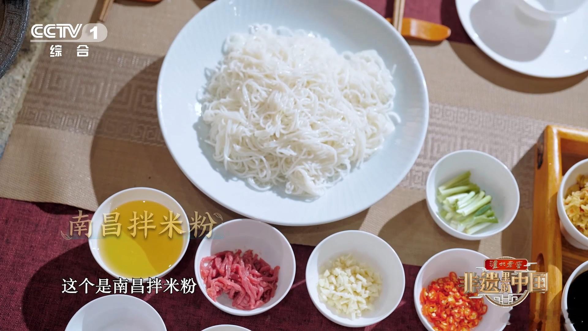 #南昌拌粉能加多少种佐料# 南昌拌粉之中的每一种佐料都增添了独特的风味，这也是食