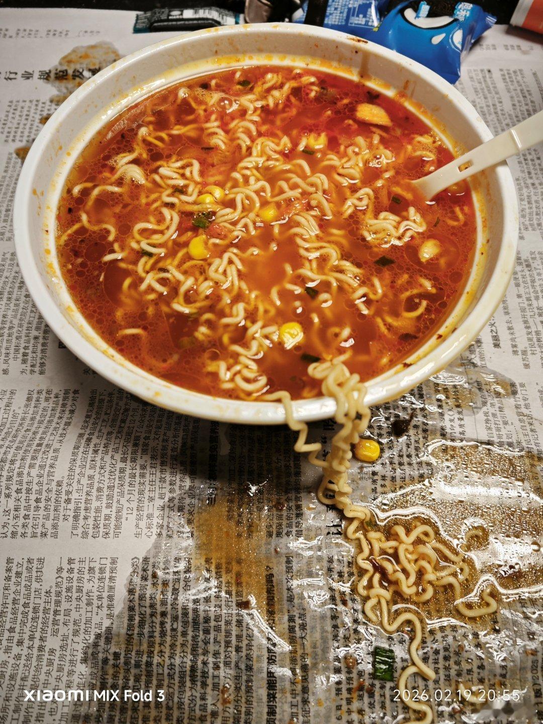 满怀憧憬泡碗面吃，又是手抖给打泼了，衣服裤子也弄脏了，每天都有这种沮丧事发生，痴