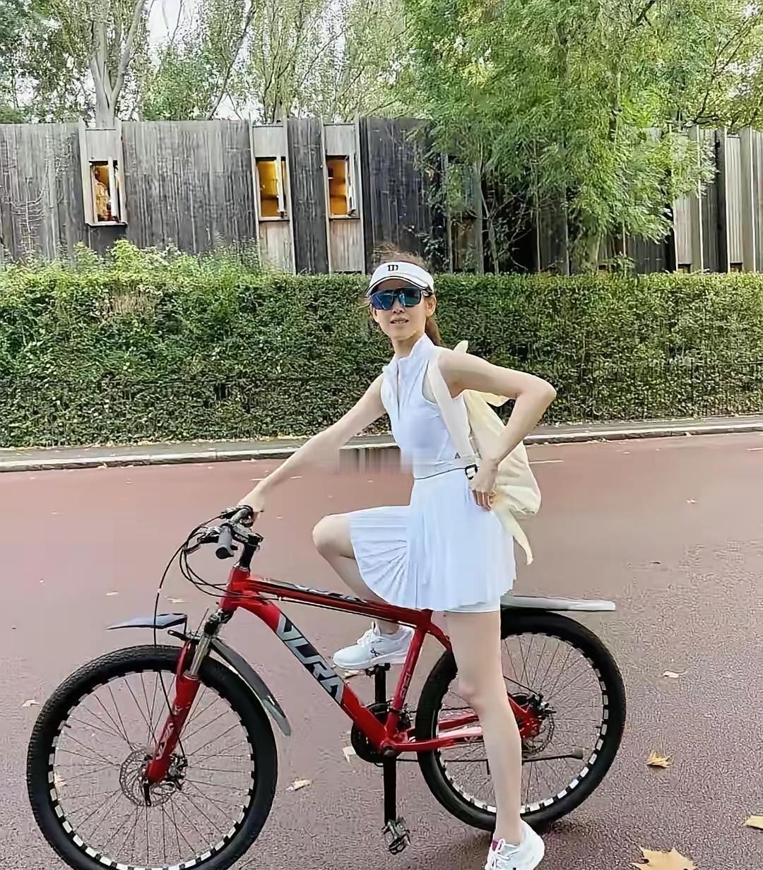 有一种“已阅，收到，请指示”的汇报体，正在活生生地把人的杏仁核给阉了。
你看那文