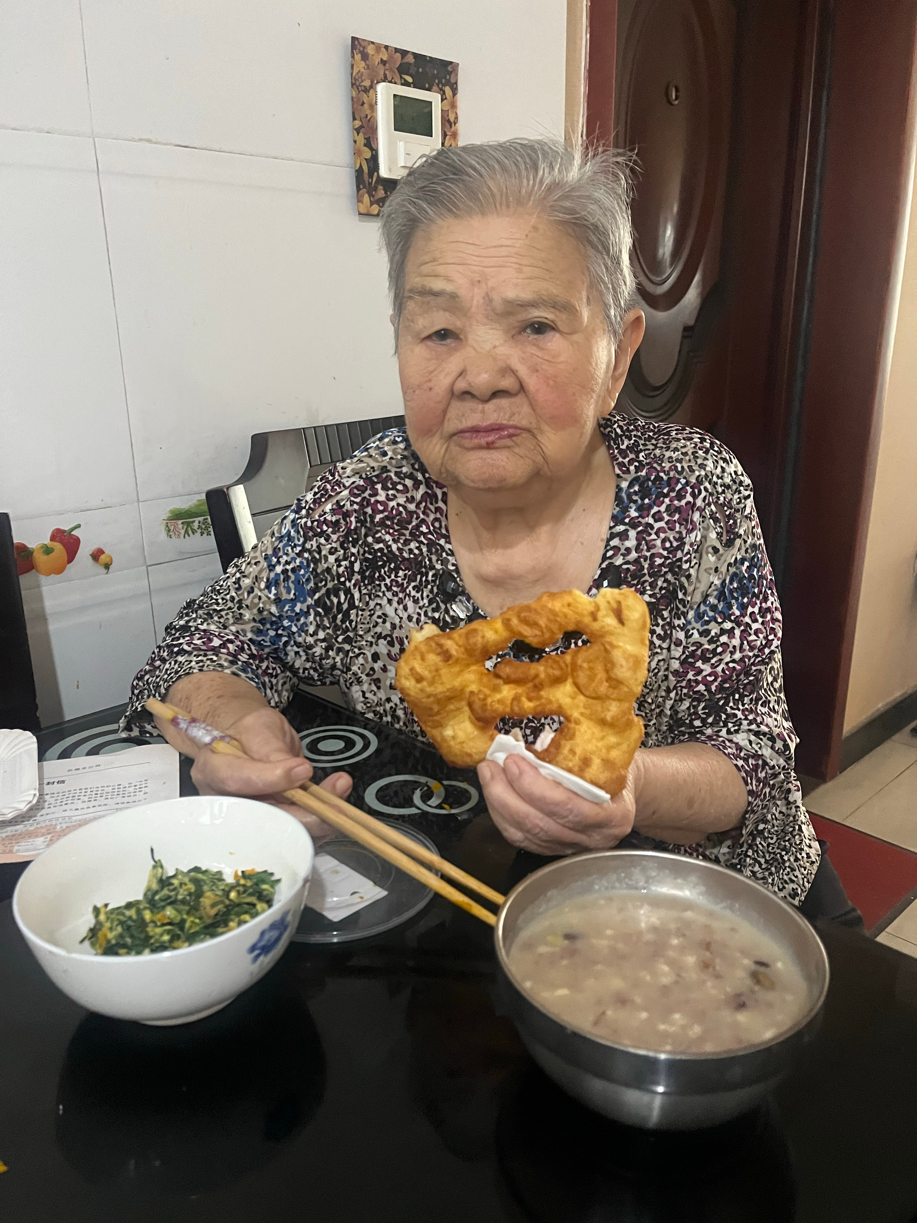 几天前就嘱咐姐不要提前来，知道姐怕热很怵伏天里值班。可是姐还是决定提前两天也就是