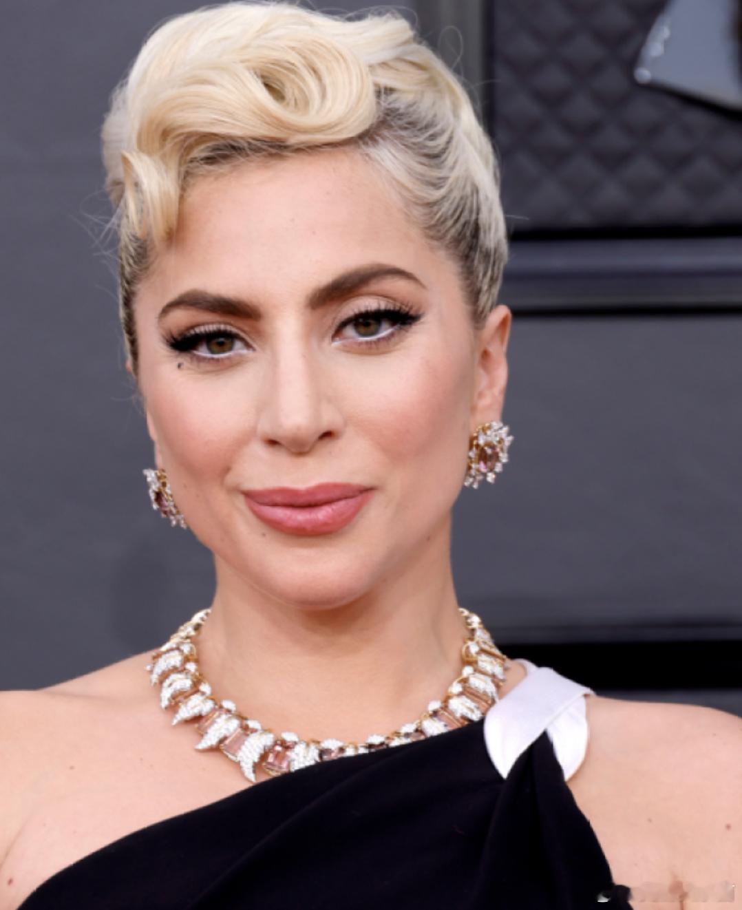 【LadyGaga加盟《星期三》第二季】据多家外媒报道，Lady Gaga将参演