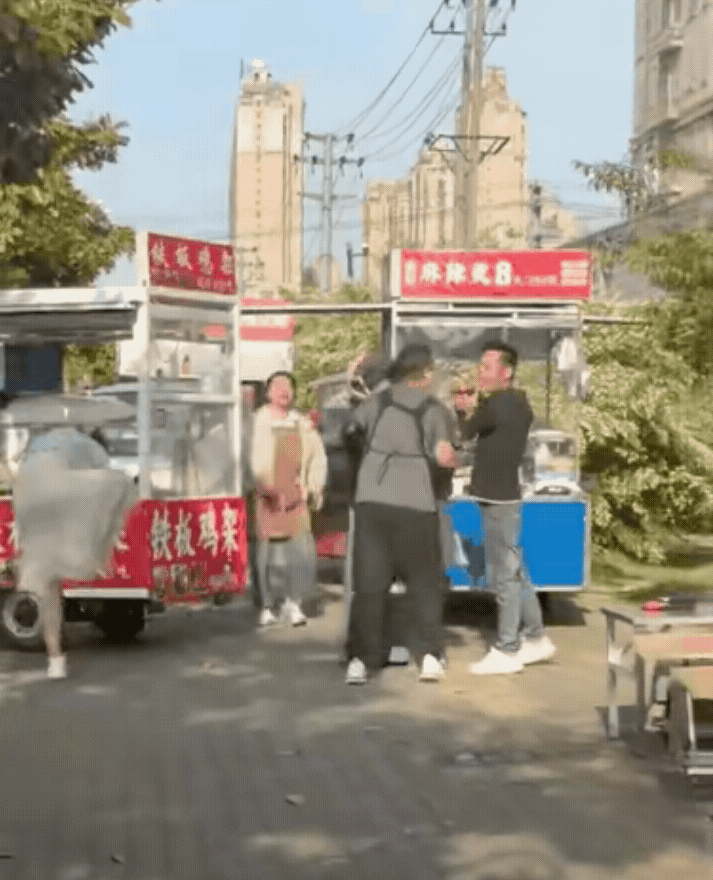 太炸裂了，安徽淮南夜市铁板鸡架摊主夫妻与麻辣烫摊庄主因争摊位争吵，丈夫向麻辣烫摊