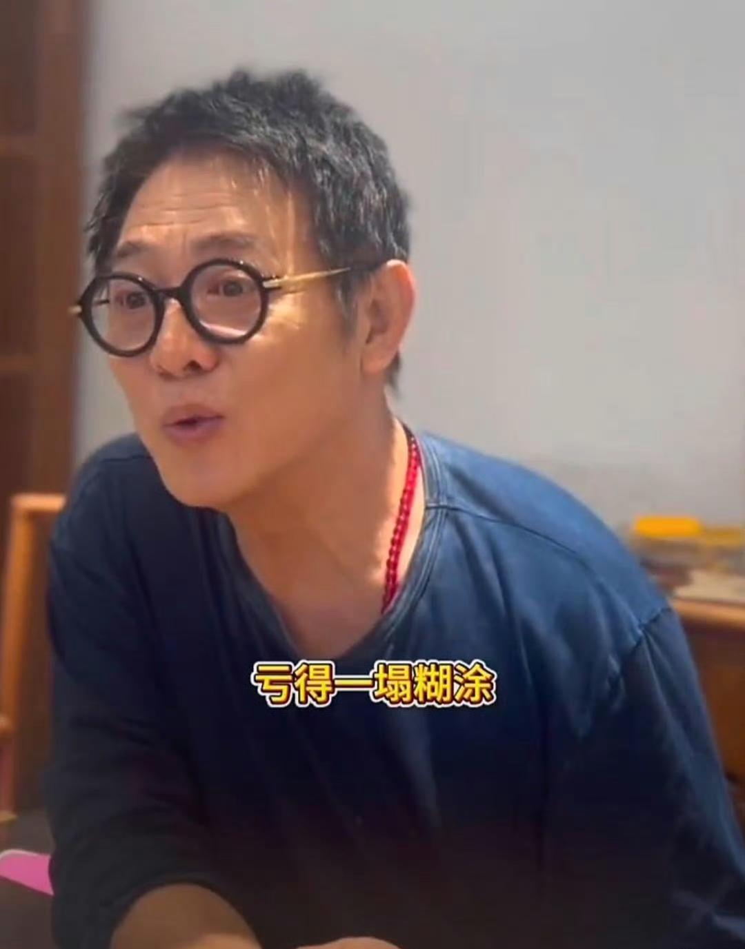 《62岁李连杰近照曝光：功夫皇帝回来了！》

李连杰坐在饭桌前，笑得比年轻时还灿