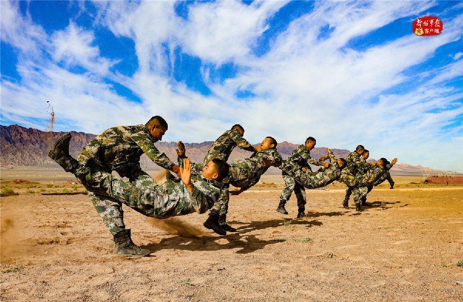 军事话题：侦察兵的武术是杀招训练，一般人根本抗不住，打个小混混简直就是闹着玩一样