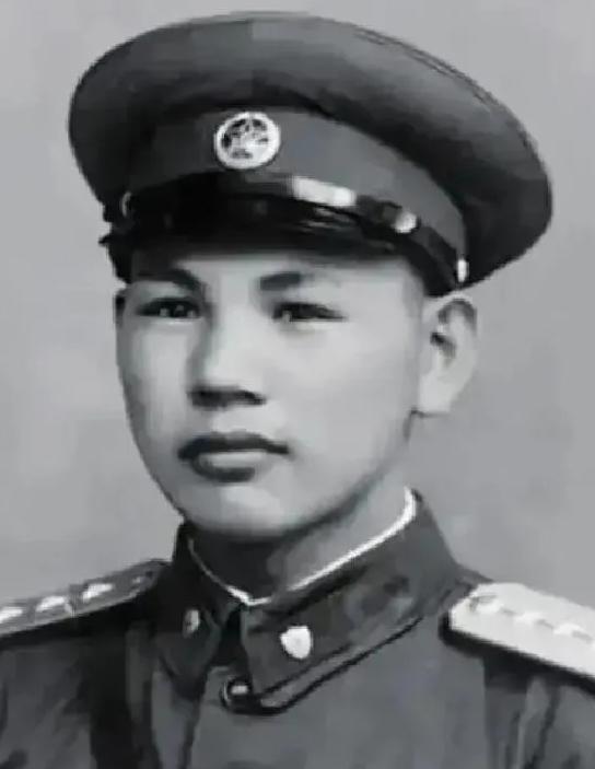1945年，八路军在公路上伏击日军，排长见日军人数太多，就下令撤退，谁知一个小战