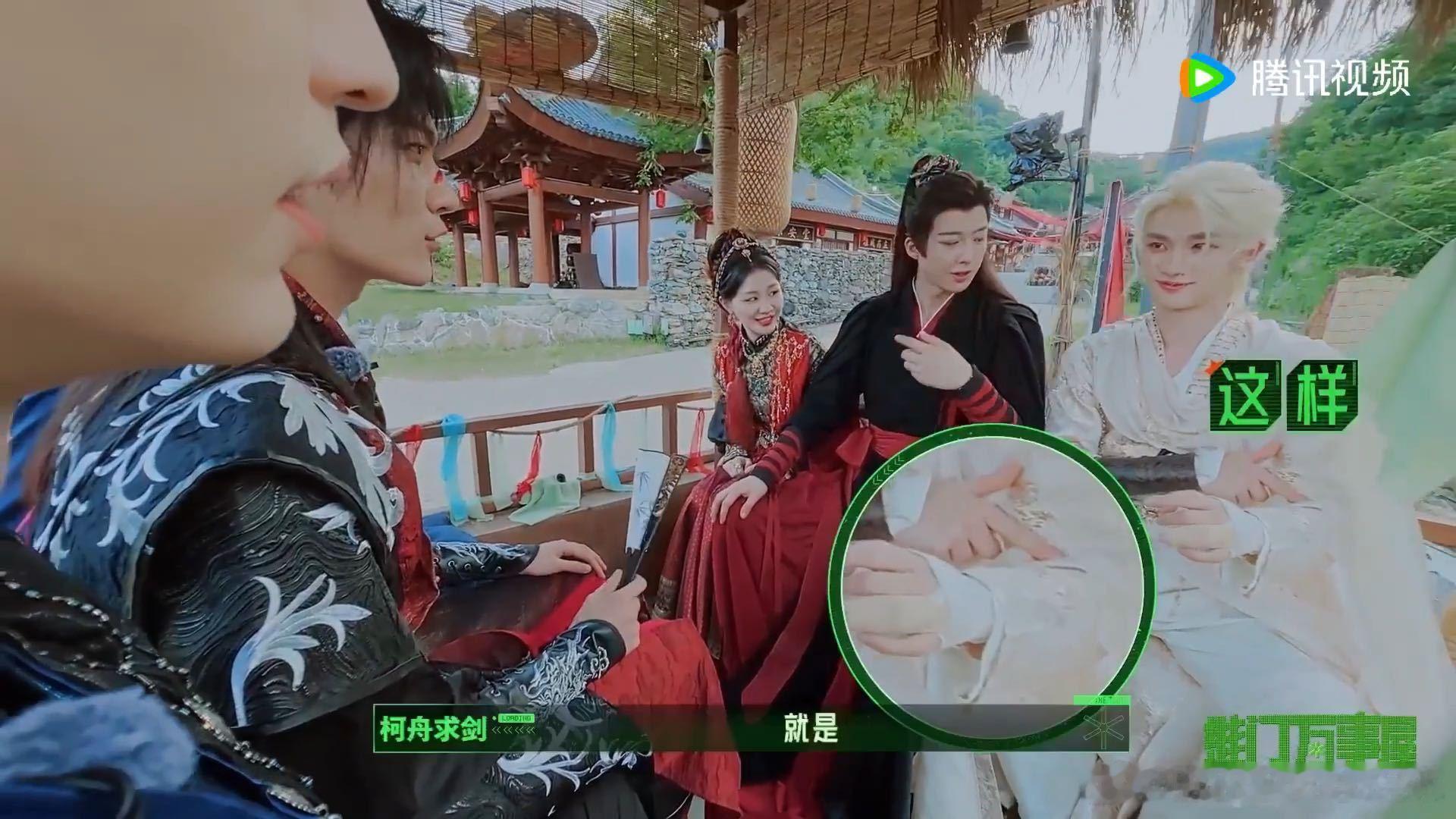 丁程鑫教周柯宇时代少年团专属手势开始推理吧 现场互动过程充满趣味细节，周柯宇好奇