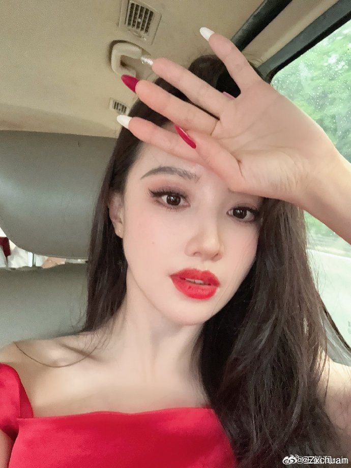 王鹤润这身是罗子君来了王鹤润这个红配绿是认真的吗 谁懂啊，这种高饱和度的撞色居然