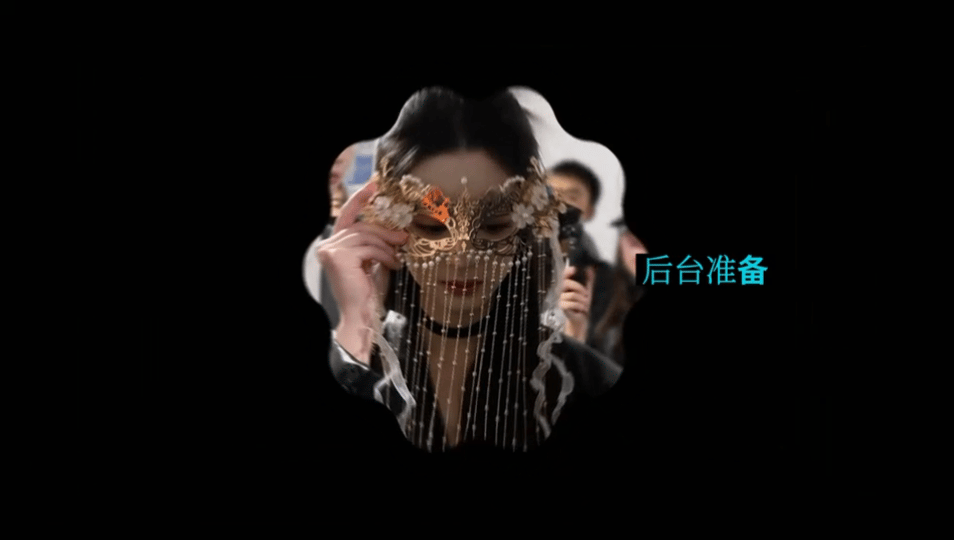 黄杨钿甜正是爱拍照的年纪黄杨钿甜拍了北京著名打卡地剧宣间隙，黄杨钿甜打卡颠倒世界