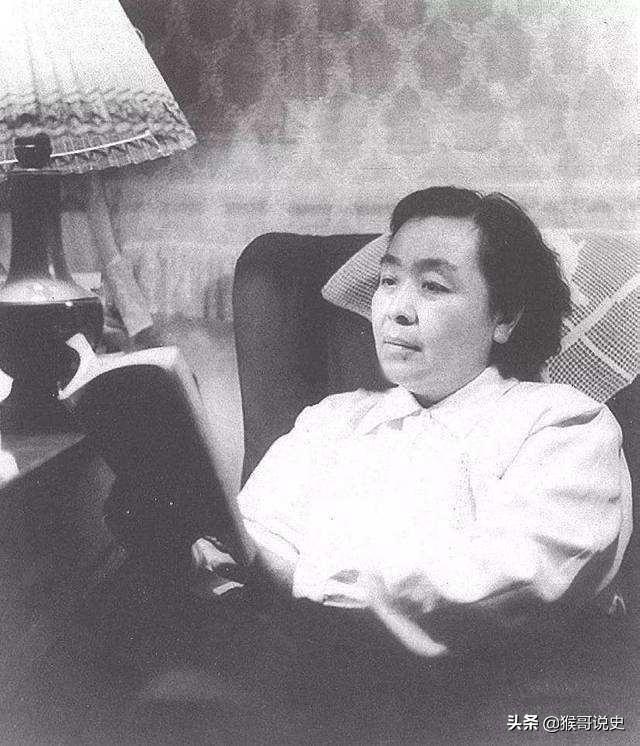 1938年，21岁的陈明为了摆脱大他13岁丁玲的追求，吓得赶紧找了个年轻女演员结