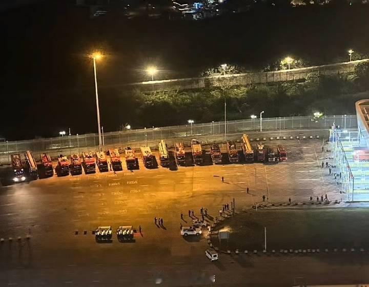 据说深圳消防车并非不让进，是已经有足够的消防车了，道路狭窄，去了也停不下。香港消