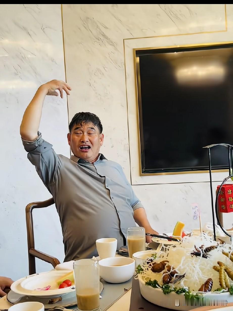 在酒桌上，朱之文喝高兴了，即兴唱起歌来，那得意洋洋的样子，早已忘了当初自己的劳动