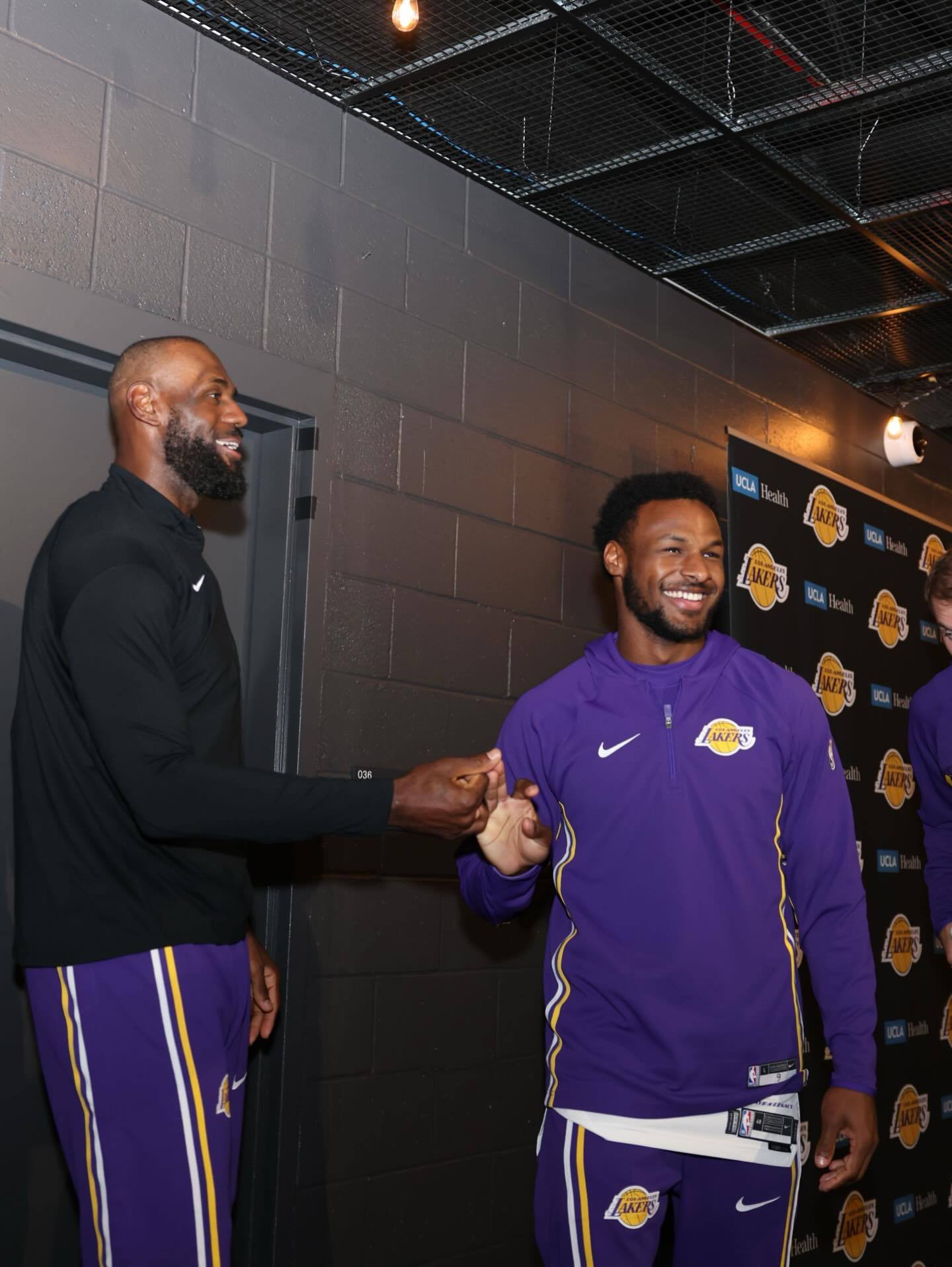 詹姆斯更新ins：只是个在课间休息、享受自己最爱的操场的小孩 🛝👑。纯粹的快