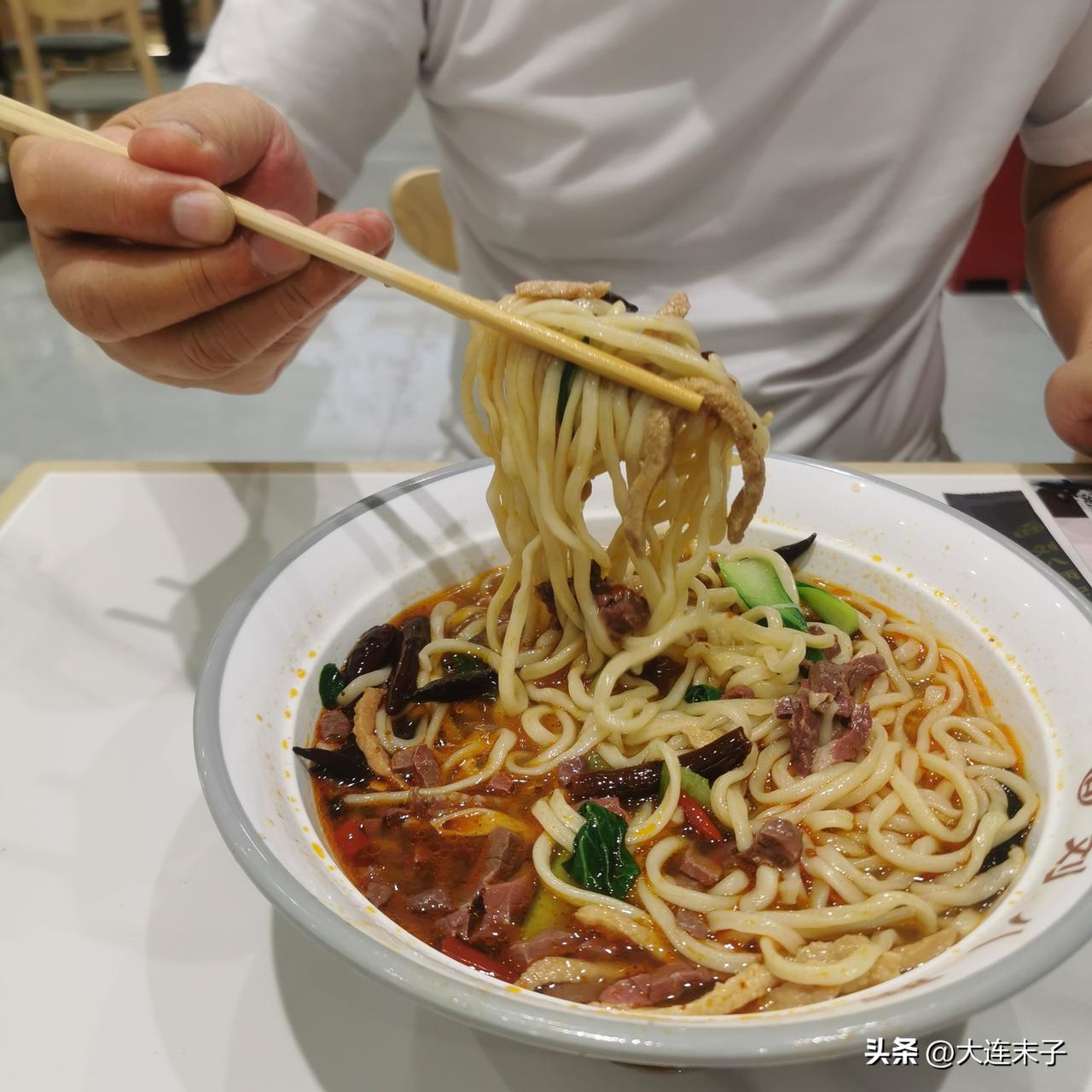 都晚上9:20了，9:30检票，9:44发车，还要吃碗面条！

在沈阳高铁站，我