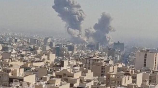 就在刚才，中东上空的宁静被彻底撕碎。伊朗用不到一个小时的时间，向世界展示了一场完