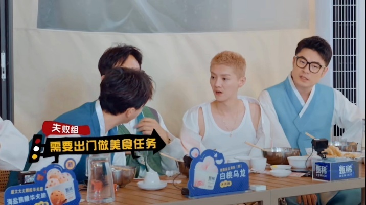 鹿晗热成这样了鹿晗吃个冷面热成这样哈哈哈哈哈 镜头清晰记录下鹿晗燥热的状态，没有