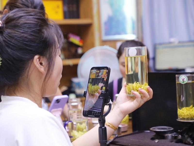 李亚鹏1.6亿直播卖茶：从失信被执行人变身“善意顶流”？
6小时卖茶入账1.6亿