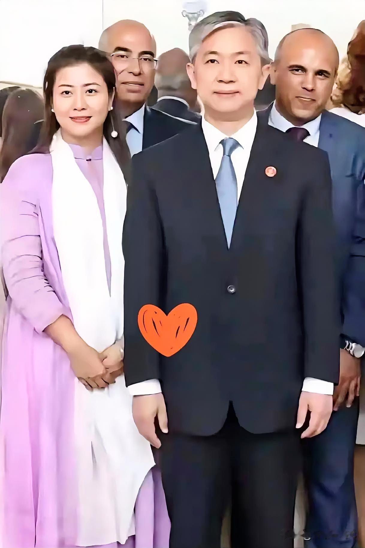 下面照片是中国外交部特使汪文斌与妻子的合照。
汪文斌以温润又不失锋芒的风格著称，