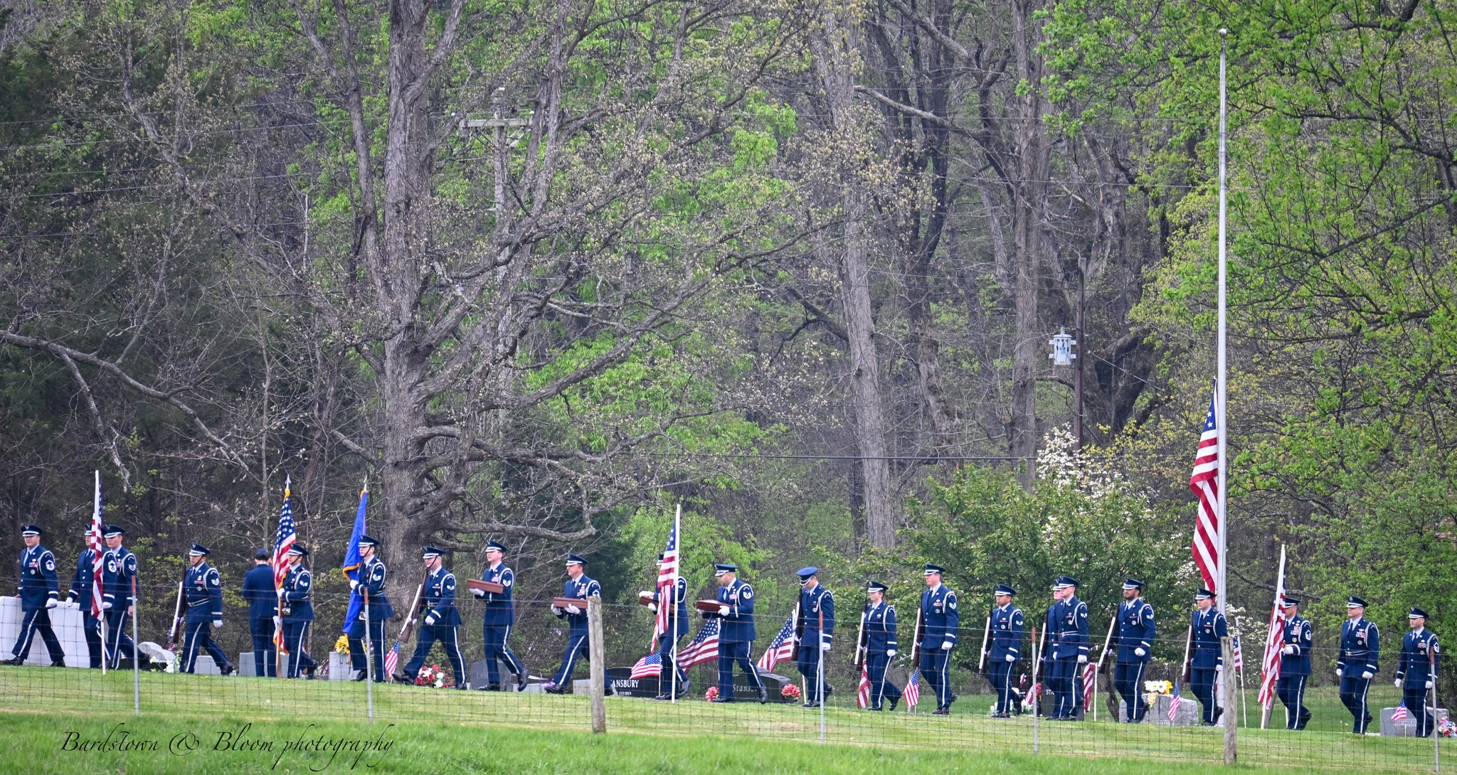 美伊以冲突中因加油机相撞坠毁而丧生的MD二等人的葬礼，其所在单位还出动了两架KC