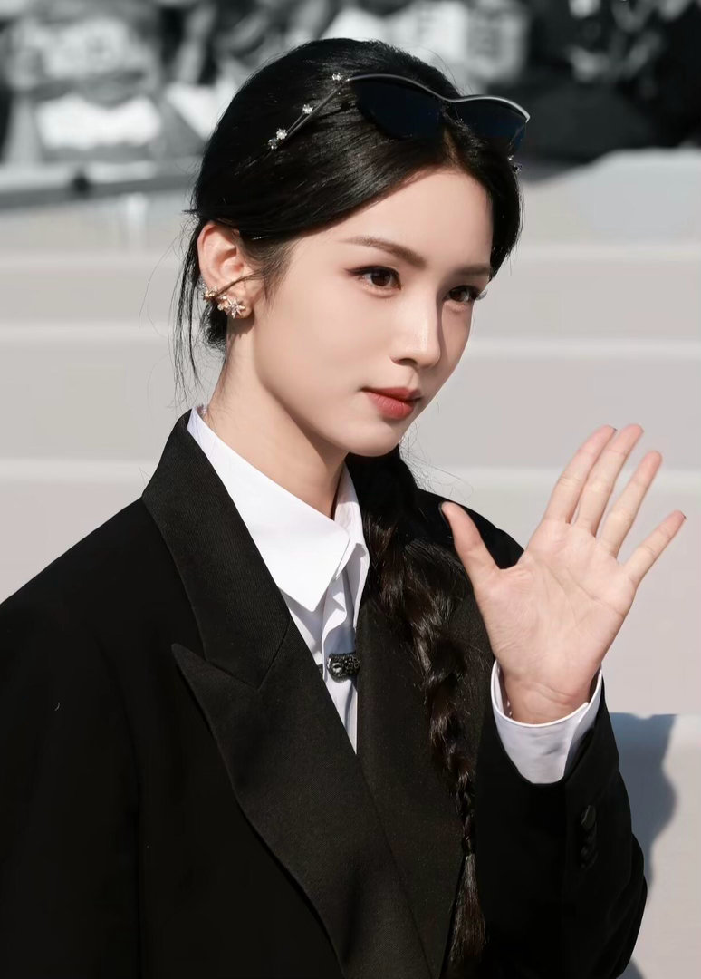 周也人的脸怎么能对称成这样不得不说周也的长相真的很老天爷赏饭吃，脸部比例协调匀称