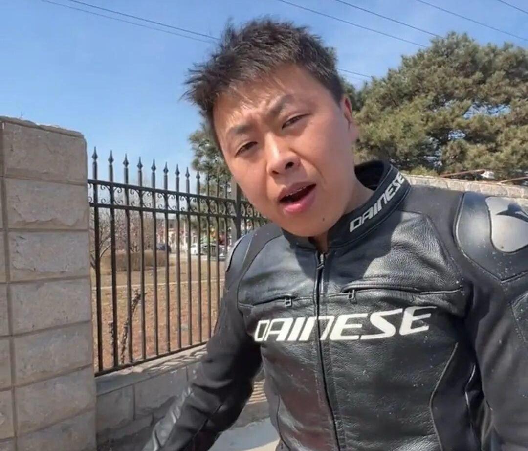 突发！机车网红“黄油腻”不幸去世，年仅35岁！
据媒体报道，事发3月20日，当时