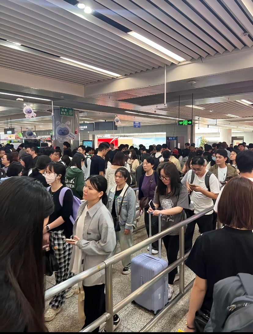 深圳地铁 安检我们这里地铁大小包都要安检的，平时还好，就是上下班的时候要排队，上