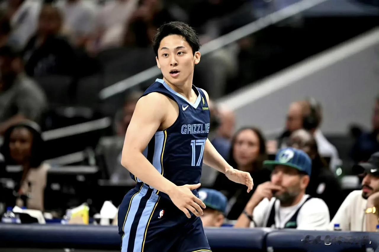 让人羡慕，日本男篮球员，河村勇辉，闪耀NBA常规赛，出场7分57秒，拿下3分4助