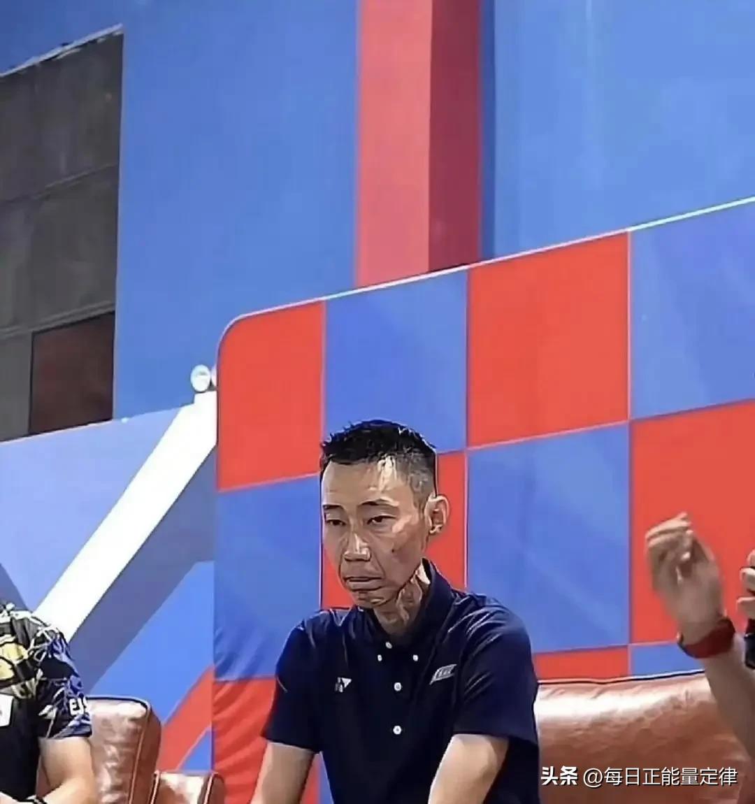 癌症与33次放疗，耗尽了李宗伟的体力。曾经一年一万多次跳杀，膝盖磨得如同砂纸，三