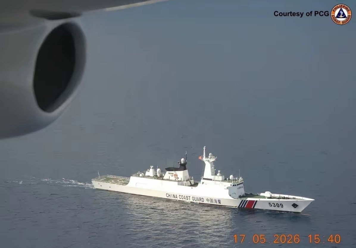 中国海警抵近中业岛，人员冲上礁，海警船随时戒备！5月16号，根据菲律宾海警方面发