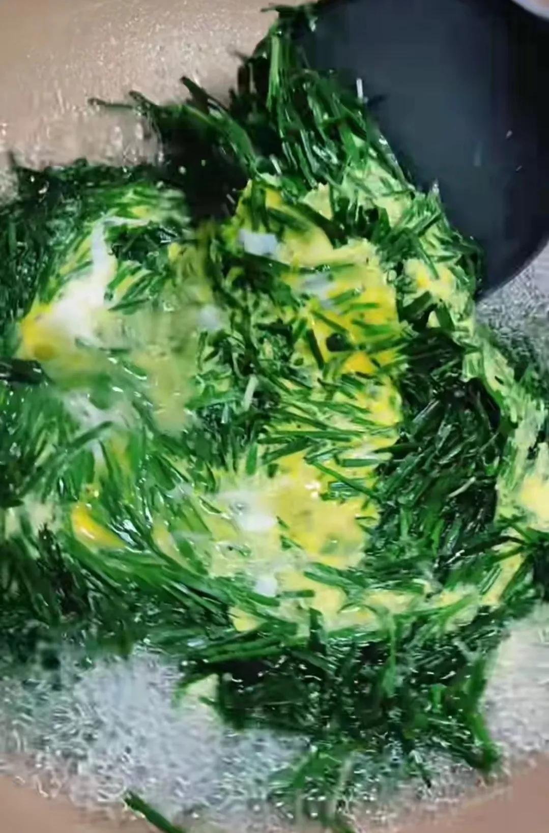 韭菜煮鸡蛋
天气凉了温度适宜，韭菜重新长成，中午，韭菜煮鸡蛋，美哉！
#秋日三餐