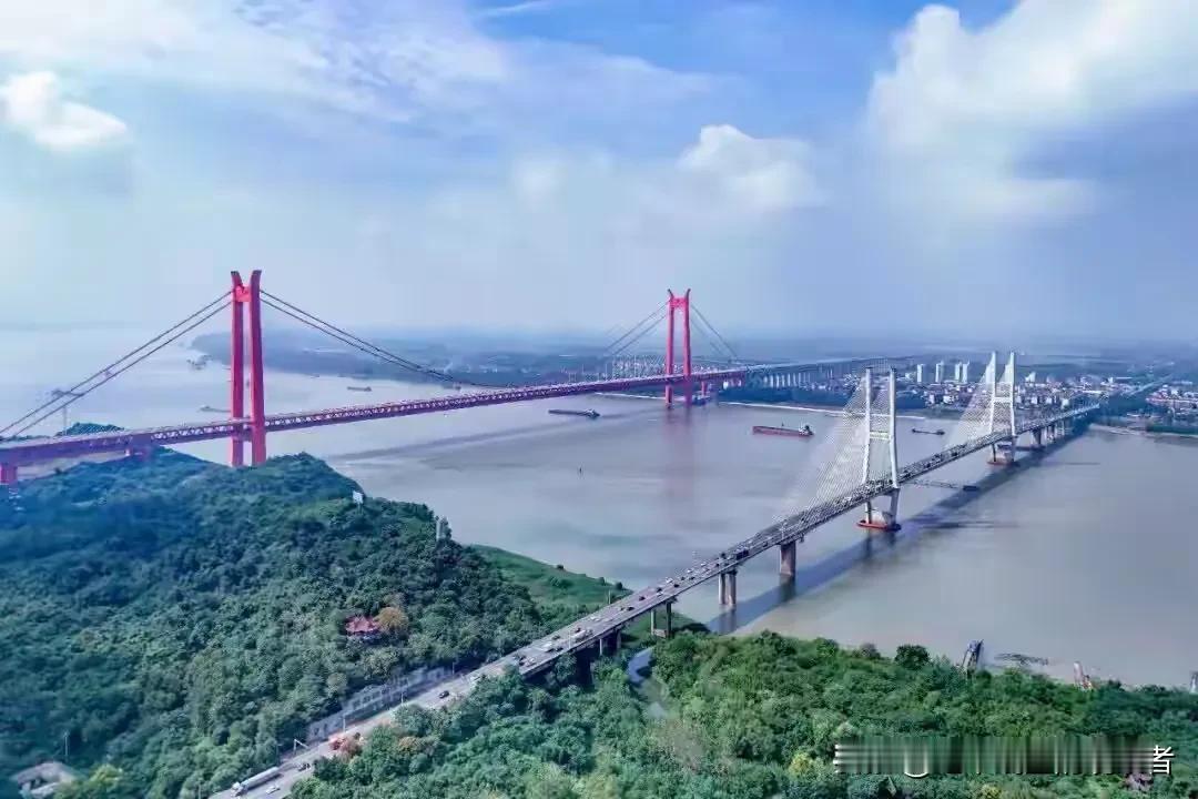 听说铜陵长江三桥通车了！
     据说离一桥只有720米，一桥在上游，三桥在下
