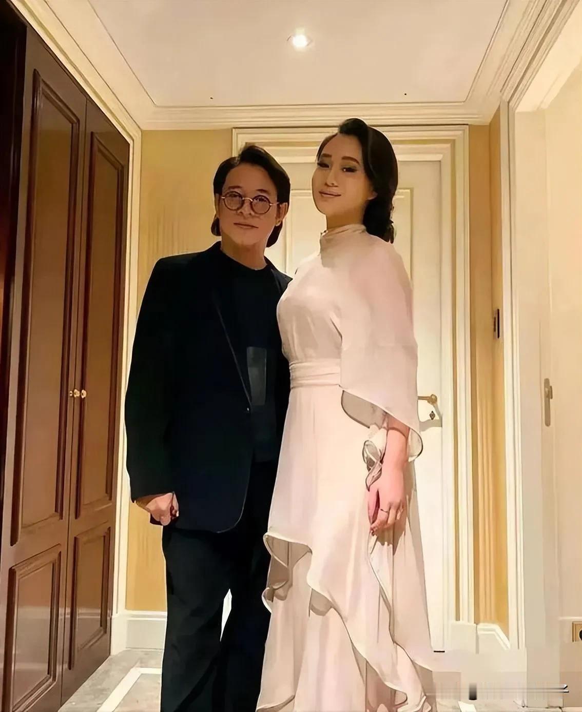 李连杰送给大女儿的新婚礼物，价值约30万的国产车，遭到网友吐槽！
8月8日，李连