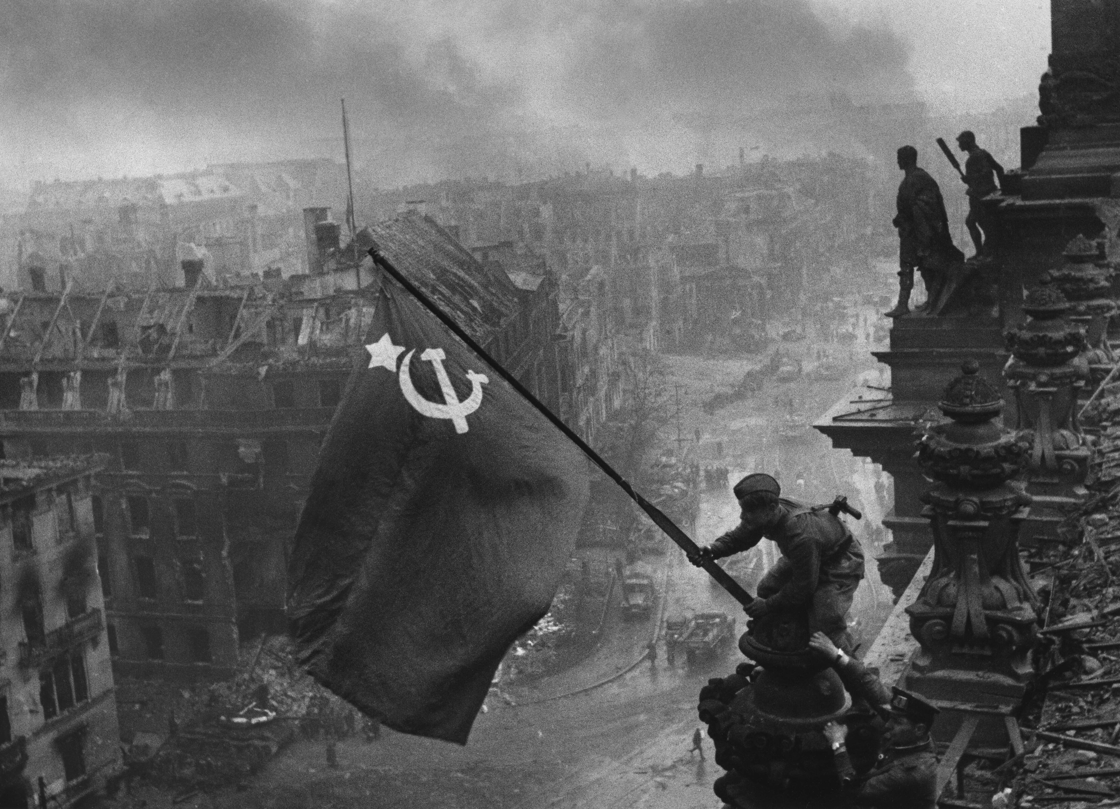 飞扬军事 1945年4月30日，苏联红军攻克德国柏林国会大厦！同一天，纳粹德国元