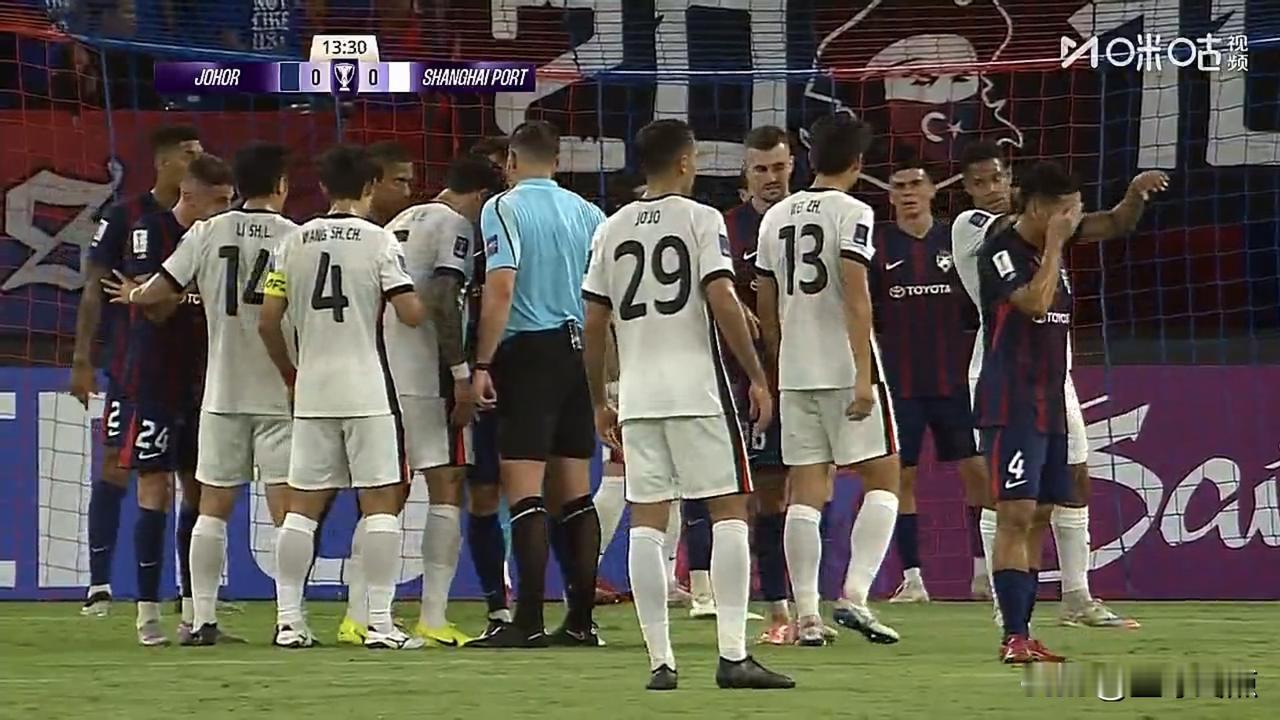 止住三连败！上海海港队客场0-0逼平柔佛新山

今晚20:15，亚冠精英联赛东亚