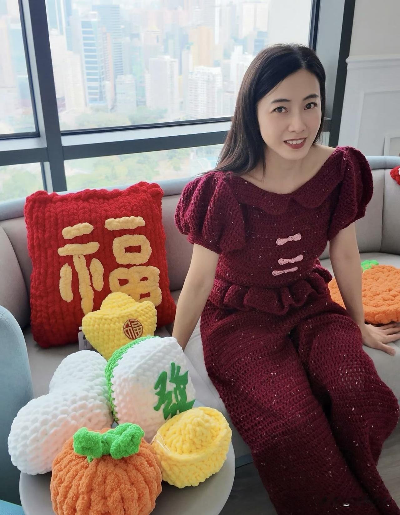 甘比又开始展示自己新年编织品——新年战袍以及新年周边。有一说一，这衣服版型看着还