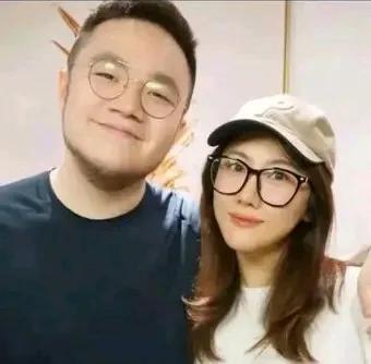 感觉巴图挺可怜的，自己的父母那么有名气，却什么光也借不上。天天和老婆直播卖货，或