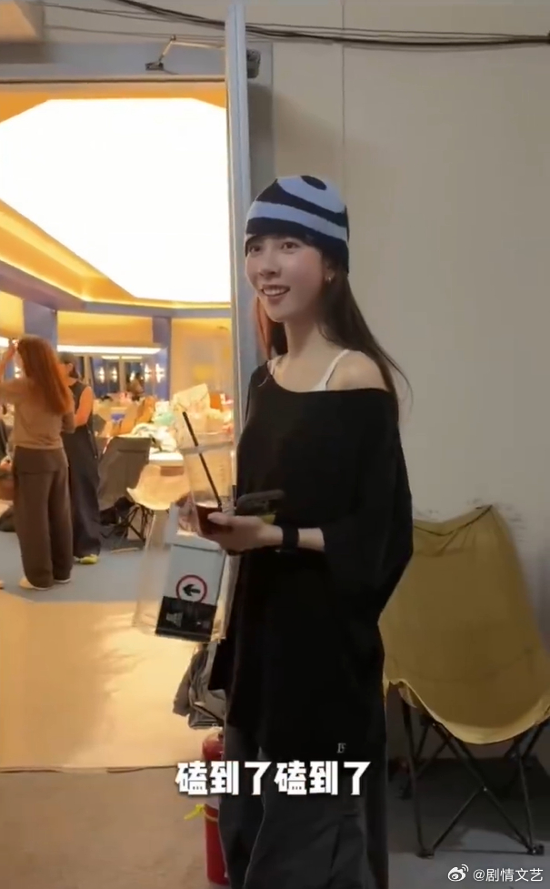 宋妍霏磕到了王濛李小冉宋妍霏拍下的这段互动甜度满分，王濛随身带着李小冉爱吃的蛋挞