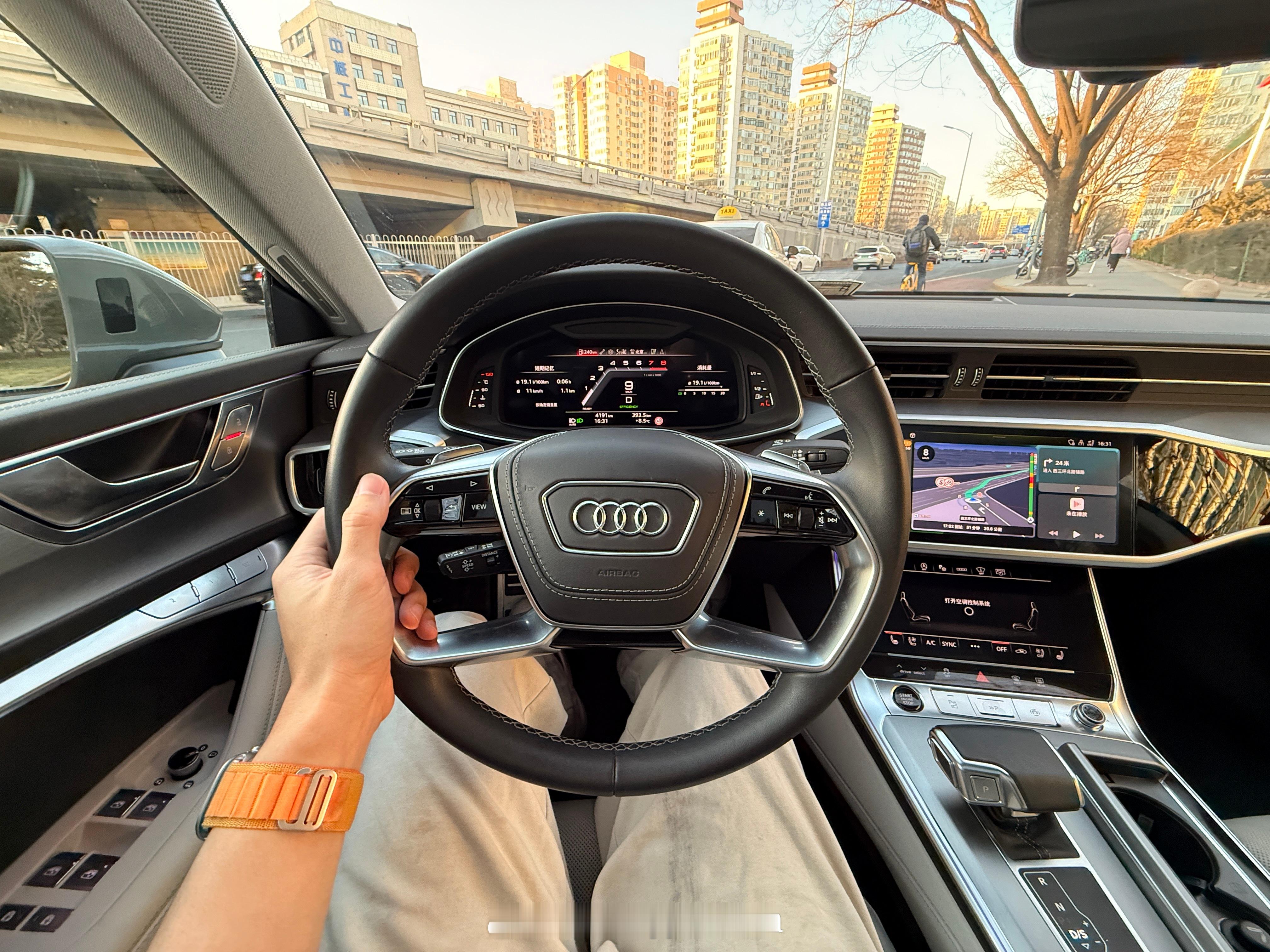 大灯开关 后视镜调节 方面盘调节 都设计成物理按键吧 别省成本都集成在屏幕里面我