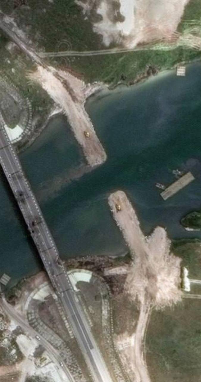图像显示，大递正在克里米亚地峡修建一道水坝，试图恢复交通。旁边是已经不能通行的琼